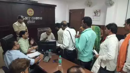 सीहोर नगर: कलेक्टर कार्यालय में आयोजित जनसुनवाई में 51 आवेदन हुए प्राप्त, कलेक्टर बाला गुरु ने सुनीं समस्याएँ
