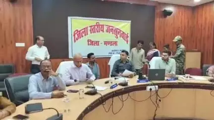 मंडला: जिला योजना भवन में आयोजित जनसुनवाई में 80 आवेदन हुए प्राप्त, कलेक्टर व जिला पंचायत CEO ने सुनीं समस्याएँ