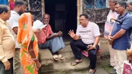 ভাঙড় ২: তাড়দহ অঞ্চলের বিভিন্ন বুথে বাড়ি বাড়ি গিয়ে জনসংযোগ করলেন কলকাতা লেদার কমপ্লেক্সের INTTUC-র সভাপতি