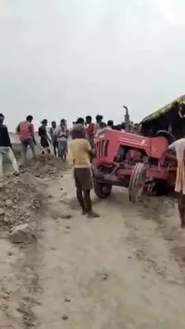 गोगरी: कटघरा भूरिया पुल के पास मक्का लदा ट्रैक्टर पलटा, ड्राइवर बाल-बाल बचा