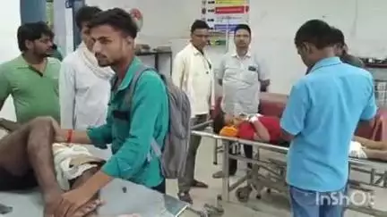 भभुआ: बेलाव बाजार के पास सड़क दुर्घटना में तीन लोग घायल, हायर सेंटर रेफर