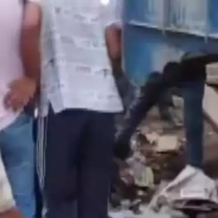 राजगढ़: राजगढ़ नगर पालिका ने अतिक्रमणकारियों के खिलाफ कार्रवाई करते हुए सड़क पर रखे सामानों को किया ज़ब्त