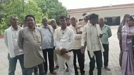 खलीलाबाद: बघौली ब्लॉक के भगवानपुर गांव के ग्राम प्रधान का खाता हुआ सीज, लोगों ने डीएम को खाता खोलने की मांग को लेकर दिया ज्ञापन