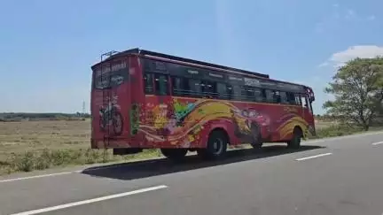 சிவகங்கை: பேருந்திலிருந்து கரும்பாவூர் விளக்கு பகுதியில் தவறி விழுந்த இளைஞர்