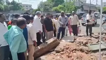 నగరంలో మేజర్ డ్రైనేజీల్లో పూడికతీత పనులను పరిశీలించిన సిటీ ఎమ్మెల్యే వన్మాడ్ కొండబాబు