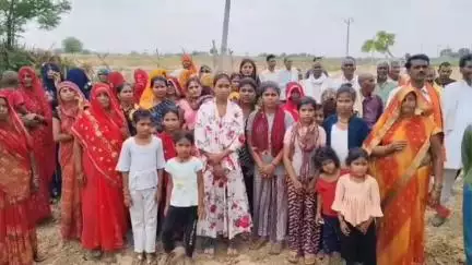 चकरनगर: कालापाथर गांव में ग्रामीणों ने रास्ता बंद होने पर विरोध प्रदर्शन करते हुए दिया धरना, गांव के लिए नहीं है पक्का मार्ग