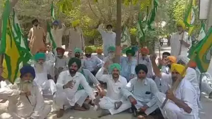 ਬਰਨਾਲਾ: ਕਿਸਾਨ ਯੂਨੀਅਨ ਸਿੱਧੂਪੁਰ ਅਤੇ ਉਗਰਾਹਾਂ ਜਥੇਬੰਦੀ ਨੇ ਆਪਣੀਆਂ ਮੰਗਾਂ ਨੂੰ ਲੈ ਕੇ ਮੁੱਖ ਮੰਤਰੀ ਪੰਜਾਬ ਦਾ ਫੂਕਿਆ ਗਿਆ ਪੁਤਲਾ