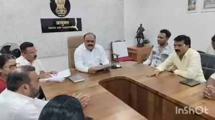 जळगाव: शिवसेना शिंदे गटाच्या वतीने मोकाट कुत्र्याविरोधात आयुक्त यांना निवेदन; आयुक्त आणि पदाधिकाऱ्यांत शाब्दिक बाचाबाची