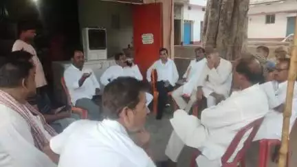 नबीनगर: चरण बाजार में पूर्व सांसद ने पीड़ित परिवारों से की मुलाकात, घटना की कड़ी निंदा की