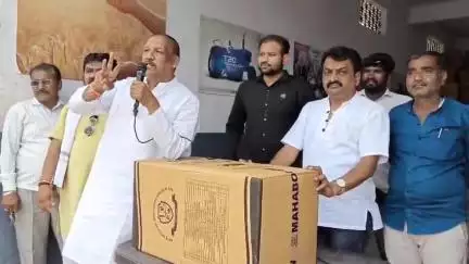 शहादा: आमदार डॉ. विजयकुमार गावित यांच्या हस्ते कामगारांना भांडे संचाचे  शिरूड फाट्याजवळ वितरण