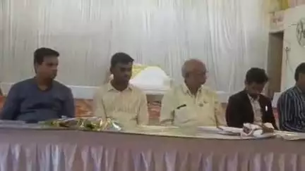 भद्रावती: शुभ प्रसंग सभागृहात निप्पान प्रकल्पग्रस्तांची बैठक. 
माजी आ.वामनराव चटप यांची ऊपस्थिती.