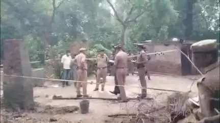 महाराजगंज: कपूरपुर के पास अज्ञात लोगों ने अधेड़ व्यक्ति की फावड़े से हत्या की, मौके पर आला अधिकारी मौजूद