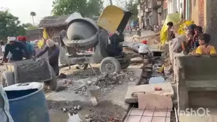 डुमरांव: पुराना भोजपुर वार्ड 2 में ईओ के निरीक्षण के बाद लंबित नाली व स्लैब निर्माण का दूसरा चरण शुरू