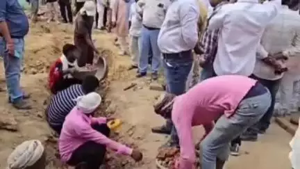 आज़मगढ़: अंबेडकर पार्क में योग मंच के निर्माण का बसपा का विरोध, पूर्व सांसद ने कहा- DM ने हमें कार्यालय से भगा दिया