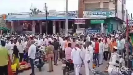 सांगोला: कोळा येथील अतिक्रमणावर सांगोला पोलीस स्टेशनचे पोलीस निरीक्षक विनोद घुगे यांची कारवाई