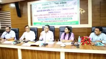 चास: उपायुक्त ने कहा: डीईओ-डीएसई कार्यालय दुरुस्त करें, शिक्षक कार्यालय के चक्कर न काटें