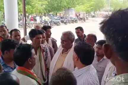 श्योपुर: टर्राकला में नई रेलवे पुलिया से ग्रामीण परेशान, बड़े वाहनों का आवागमन ठप होने पर कलेक्टर से मिले