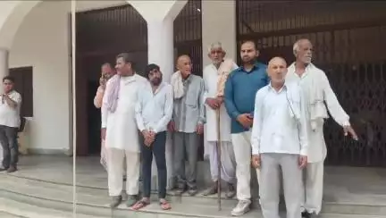 मथुरा: ब्रज चौरासी कोस परिक्रमा के मार्ग परिवर्तन के विरोध में ग्रामीण पहुंचे डीएम कार्यालय, पुराने रास्ते की मांग की