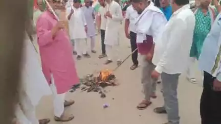 मधुबनी: कांग्रेस नेताओं ने थाना चौक पर नीतीश कुमार और नरेंद्र मोदी का संयुक्त रूप से पुतला दहन किया