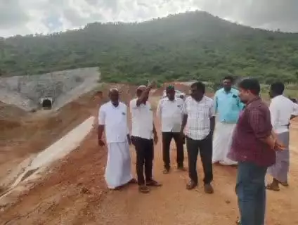 ముదిగుబ్బ మండలంలో హంద్రీనీవా కాలవ పనులను  టిడిపి నాయకులతో కలిసి  పరిశీలించిన నీటిపారుదల శాఖ డి ఈ మహేష్ రెడ్డి.