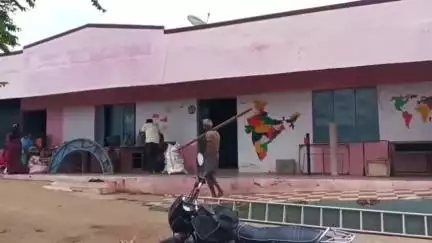 தேன்கனிகோட்டை: கிரியனப்பள்ளி கிராமத்தில் சேதமான அரசு பள்ளியின் கட்டடம் இரண்டாவது நாளாக குழந்தைகளை அனுப்பாத பெற்றோர்
