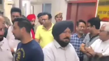 करनाल: मोबाइल की दुकान पर चार चमन में हुई फायरिंग के मामले में विधायक व्यापारियों के साथ पुलिस अधीक्षक से मिलने पहुंचे