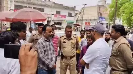 रामपुर: थाना सिविल लाइंस के ठीक सामने बनी दुकानों के मकान पर नगर पालिका की टीम ने अवैध बताकर लगाए लाल निशान
