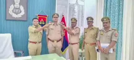 सुल्तानपुर: सुलतानपुर में मुख्य आरक्षी बलवंत प्रताप सिंह को मिला प्रमोशन, उप निरीक्षक बने, एसपी ने स्टार लगाकर दी शुभकामनाएं