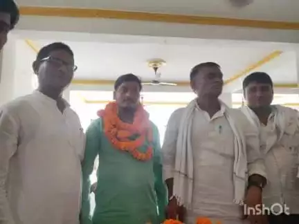 मदनपुर: मदनपुर पंचायत के राजद पंचायत अध्यक्ष रमीज राजा दूसरी बार बने, कार्यकर्ताओं ने माला पहनकर खुशी जाहिर की
