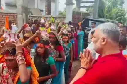 पूर्णिया पूर्व: मोतीनगर गांव में माता सरस्वती मंदिर में प्रतिमा की प्राण प्रतिष्ठा को लेकर निकाली गई कलश शोभा यात्रा