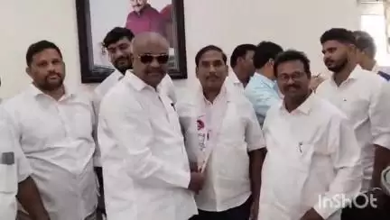 పెందుర్తి: వైసిపి కార్యకర్తలనికండువా కప్పి పార్టీలోకిఆహ్వానించినజనసేనవిశాఖ జిల్లా రూరల్ అధ్యక్షుడు పెందుర్తి ఎమ్మెల్యే రమేష్ బాబు