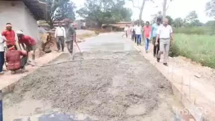 लुण्ड्रा: सरगुजा कलेक्टर विलास भोस्कर ने लुण्ड्रा विकासखंड में जनमन योजना के तहत निर्माणधीन सड़कों का किया औचक निरीक्षण