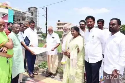 భద్రకాళి దేవస్థానంలో ధార్మిక సలహాదారుడు పనులను పరిశీలించారు