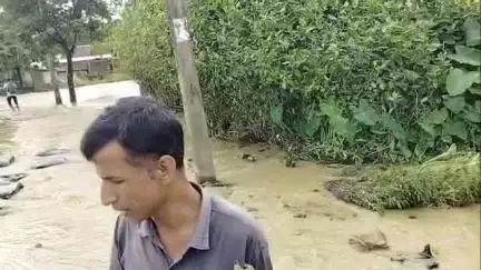 হাইলাকান্দি: নিমাইচান্দপুর এলাকায় যাতায়াতের রাস্তার উপর দিয়ে কাটাখালের জল বেরিয়ে আসছে 
#jansamasya