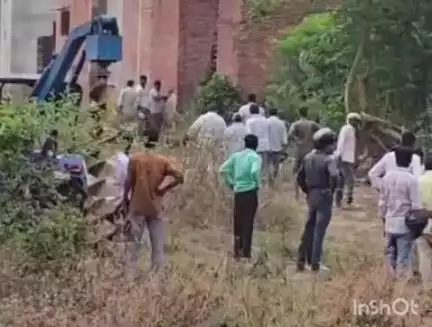टांडा: टांडा में भू-माफिया का कहर, तहसीलदार और लेखपाल पर जमीन कब्जाने का आरोप, पीड़ित ने डीएम को शिकायत पत्र सौंपा