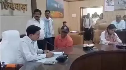 छिंदवाड़ा नगर: कलेक्टर कार्यालय में जनसुनवाई का हुआ आयोजन, कलेक्टर ने सुनीं समस्याएँ