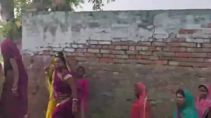 उजियारपुर: उजियारपुर थाना क्षेत्र में गैंगरेप के आरोपी के घर पर लगाया गया कुर्की का इश्तेहार