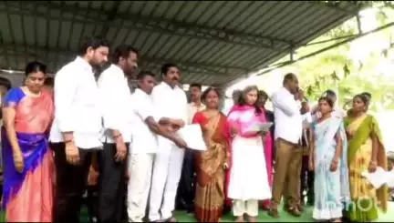 ఐనవోలు: మండల కేంద్రంలో ఇందిరమ్మ ఇళ్ల లబ్ధిదారులకు ఎమ్మెల్యేతో కలిసి పత్రాలను అందజేసిన జిల్లా కలెక్టర్