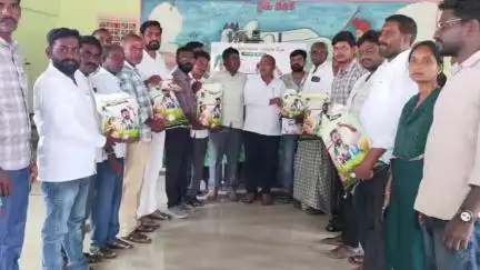 ధర్మారం: బొట్లవనపర్తి గ్రామంలో రైతులకు విత్తన కిట్లు పంపిణీ చేసిన ఏఎంసీ చైర్మన్, వ్యవసాయ శాఖ అధికారులు