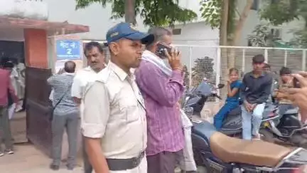 छतरपुर नगर: छतरपुर में आयोजित जनसुनवाई में एक युवक ने आत्मदाह करने का किया प्रयास, पुलिस पर लगाए गंभीर आरोप