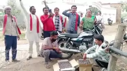 पटेरा: ग्राम बरबसपुरा में भगवती मानव कल्याण संगठन के कार्यकर्ताओं ने पकड़वाई दो पेटी अवैध शराब, आबकारी एक्ट के तहत केस दर्ज
