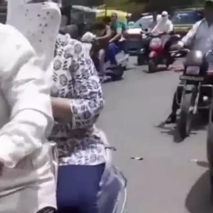 રાજકોટ પશ્ચિમ: શહેરમાં મવડી ચોક પાસે સળીયા ભરેલ છકડો રીક્ષાચાલકે એકટીવા સવાર બે યુવતીઓને હડફેટે લેતા ગંભીર ઈજાઓ પહોંચી, સદનસીબે જાનહાની ટળી