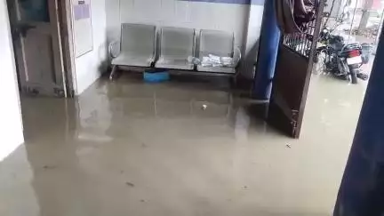 औरंगाबाद: बारिश ने सदर अस्पताल के टीवी एवं टीकाकरण कार्यालय की बिगाड़ी सूरत, पानी में बैठकर चिकित्सक करते रहे काम