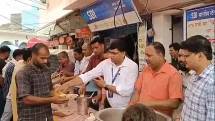हसनपुर: हसनपुर में भारतीय स्टेट बैंक ने ज्येष्ठ माह के बड़े मंगलवार को कराया भंडारे का आयोजन, बड़ी संख्या में लोग जुटे