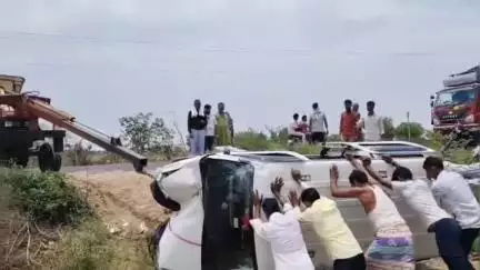चकरनगर: पसिया तिराहे पर विद्युत पोल को तोड़ते हुए खाई में पलटी कार, तीन लोग घायल, तीन गांव की विद्युत सप्लाई ठप