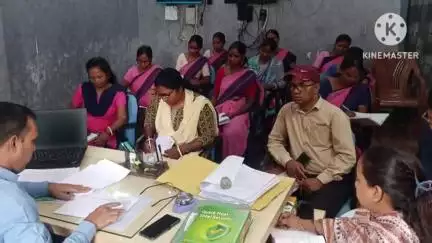 घाघरा: घाघरा बीडीओ ने आंगनबाड़ी सेक्टर प्रमुख व कर्मी के साथ कार्यालय कक्ष में की बैठक