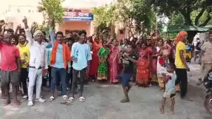 आदित्यपुर गम्हरिया: कांड्रा थाना में बवाल, जुगनू मिश्रा और ग्रामीणों के बीच आरोप-प्रत्यारोप, मारपीट का वीडियो वायरल