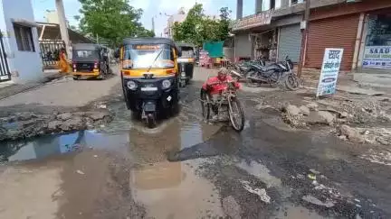 परभणी: शहरातील प्रमुख रस्त्याचे काम तात्काळ पूर्ण करून शहरातील मोकाट कुत्र्यांचा बंदोबस्त करा #Jansamasya