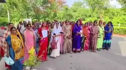 कवर्धा: लासाटोला के शीतला मंदिर की जमीन पर एक व्यक्ति ने किया कब्जा, कब्जा हटाने के लिए गांव की महिलाओं ने कलेक्टर से की शिकायत