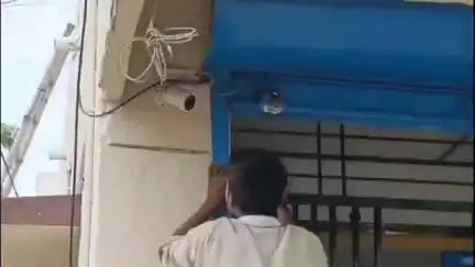ಬಸವನ ಬಾಗೇವಾಡಿ: ಬ್ಯಾಂಕ್ ಸಿಬ್ಬಂದಿ ಕಳ್ಳತನದ ವಿಚಾರವಾಗಿ ತಿಳಿ ಹೇಳಬೇಕು : ಪಟ್ಟಣದಲ್ಲಿ ಪಟ್ಟಣ ಪಂಚಾಯತಿ ಸದಸ್ಯ ಭಾಗ್ಯರಾಜ್ ಸೊನ್ನದ #localissue